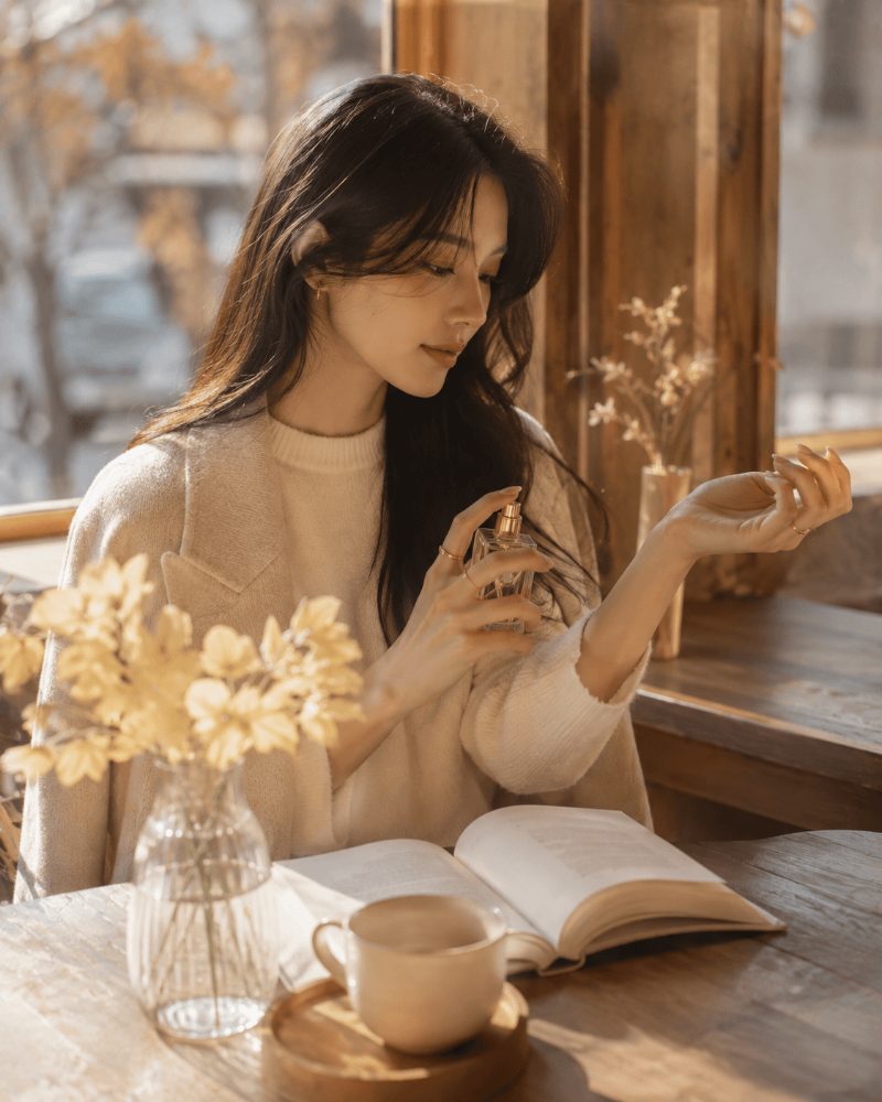 겨울 카페에서 니트를 입고 아쿠아 비떼를 뿌리는 모습 - 겨울 시트러스 향수