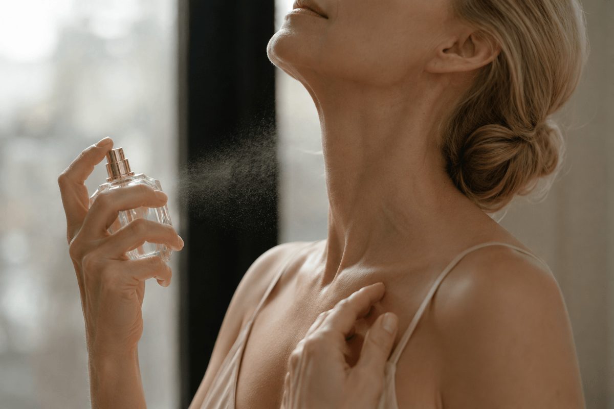 쇄골과 목 옆 맥박 포인트에 향수를 뿌리는 모습 — 미스 디올 블루밍 부케 지속력 높이는 법