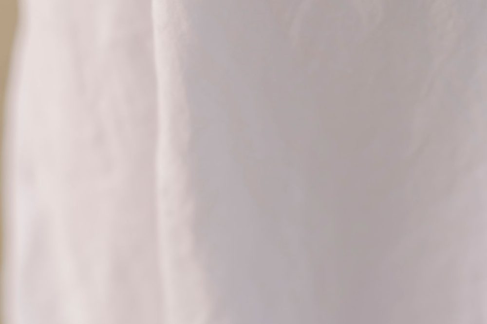 블루 탈리스만의 머스크 잔향을 표현한 흰 리넨